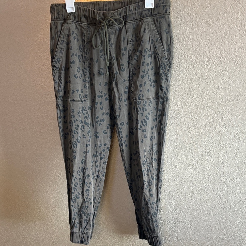 Bella Dahl Olive Green Leopard Print Jogger Pants